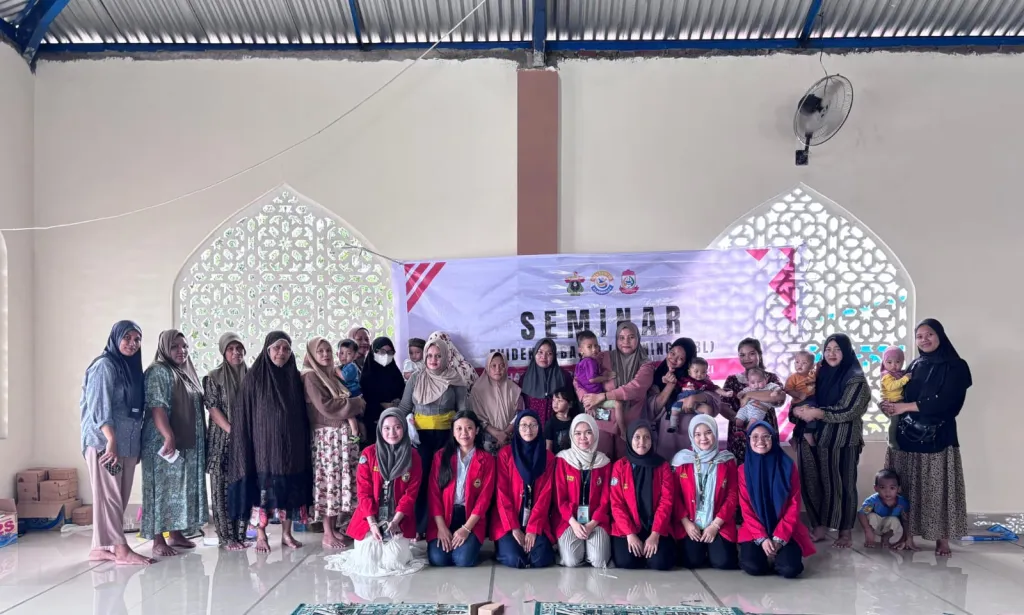 Tim Evidence Based Learning (EBL) Fakultas Kesehatan Masyarakat Universitas Hasanuddin bersama ibu-ibu baduta RW 05 Kelurahan Parangloe usai kegiatan intervensi SAHABAT MP-ASI x Bincang Ibu di Masjid Babul Jannah, yang bertujuan memperkuat praktik pemberian MP-ASI berbasis bukti ilmiah demi mendukung tumbuh kembang optimal anak usia 6–24 bulan.